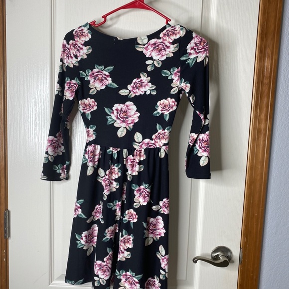 Dress. - Picture 2 of 3